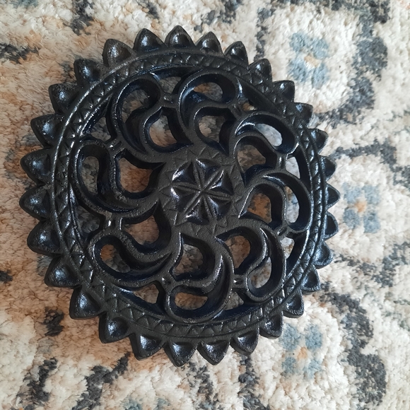 John Wright cast iron round trivet. - Picture 1 of 7